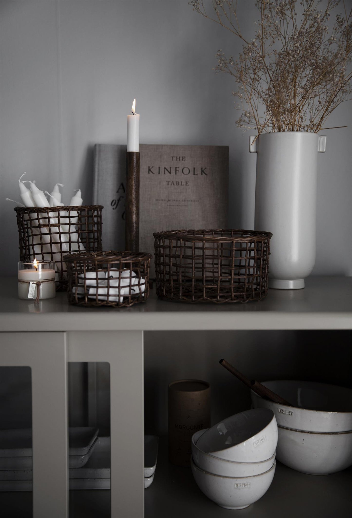 LYSESTAKE I MØRKT TRE H20CM