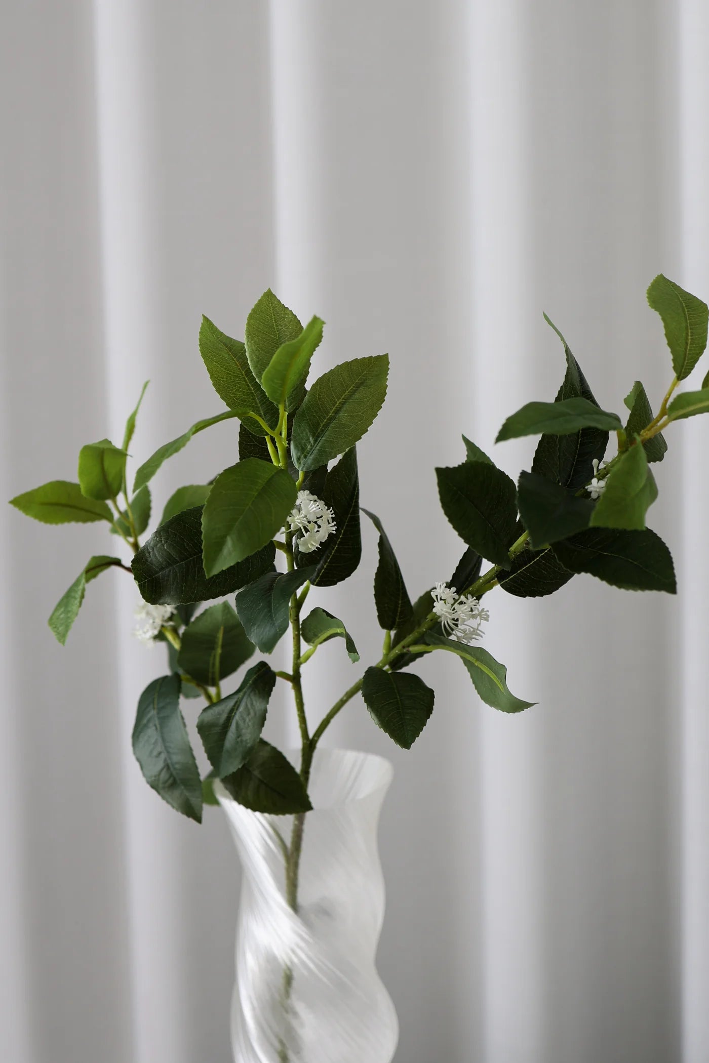 GREEN LEAVES BERRY WHITE