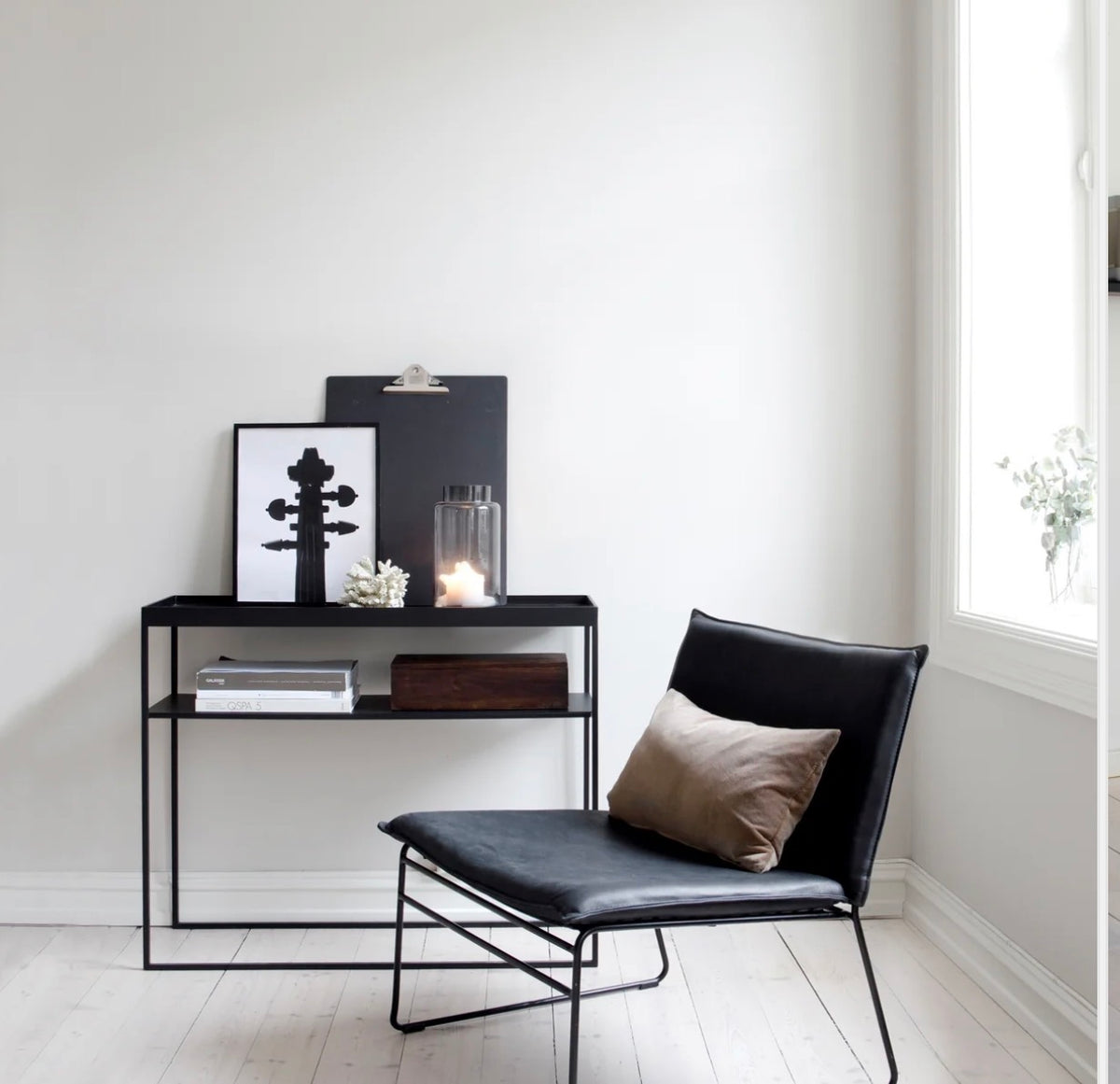 KYST LOUNGE CHAIR METAL BLACK VINTAGE COGNAC CUSHION