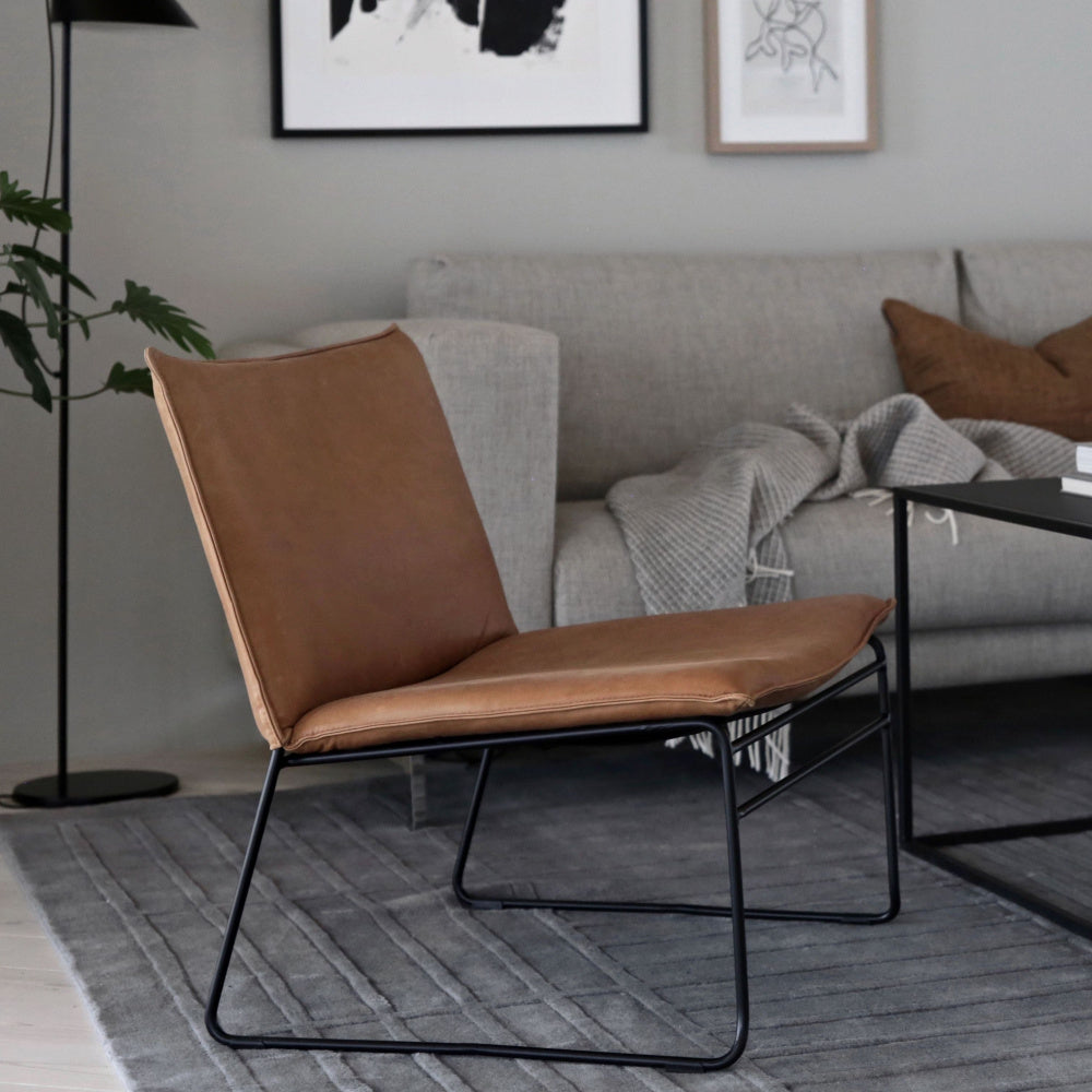 KYST LOUNGE CHAIR METAL BLACK VINTAGE COGNAC CUSHION