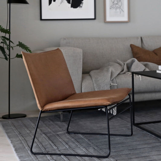 KYST LOUNGE CHAIR METAL BLACK VINTAGE COGNAC CUSHION