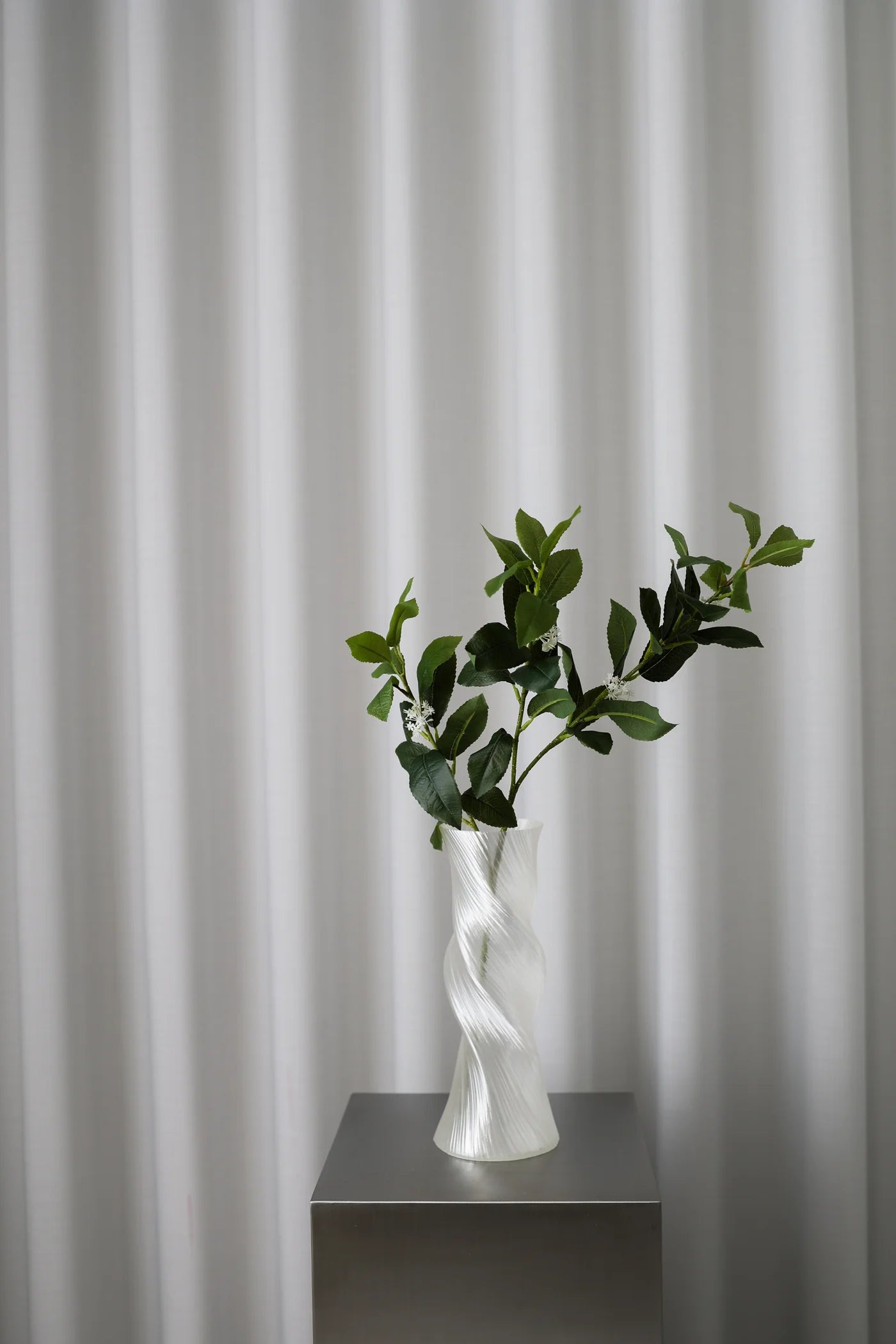 GREEN LEAVES BERRY WHITE