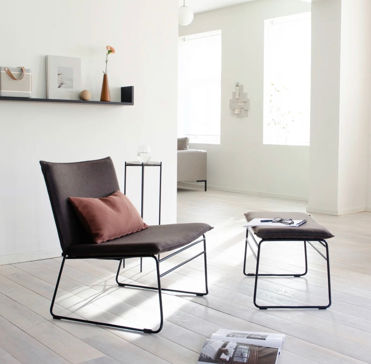 KYST LOUNGE CHAIR METAL BLACK VINTAGE COGNAC CUSHION