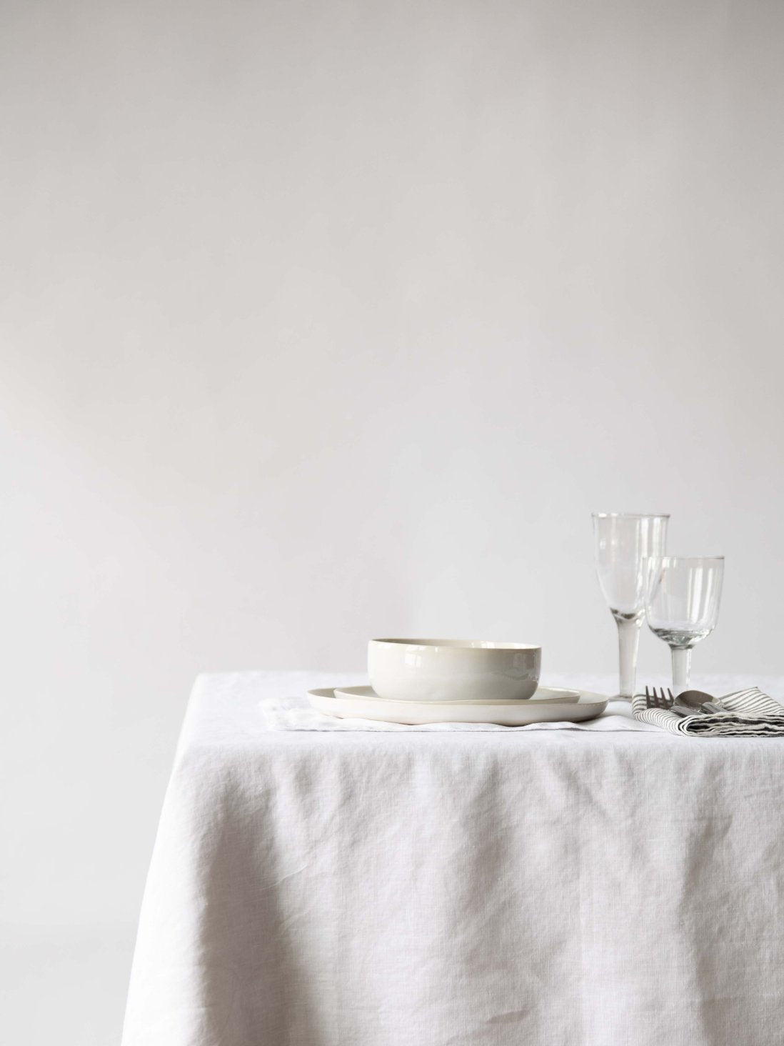 Tablecloth linen 145x270 bleached white